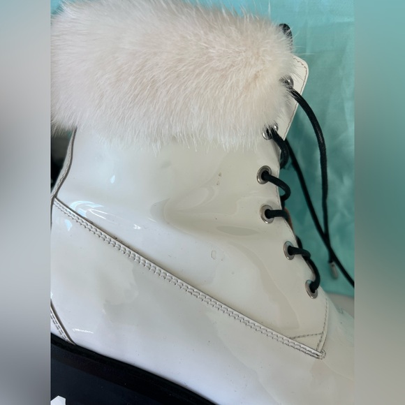 💎 Aquazzura White Patent Faux Fur Winter Size 9 - Picture 13 of 16